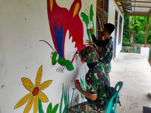 Latih Lukis Mural, Satgas TMMD 110 Kodim 1206/PSB Kembangkan Kreatifitas Anak Perbatasan