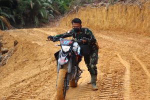 Jalan Yang Sulit Dilewati Bukan Halang Untuk Personil Penerangan Kodim Dalam Meliput Kegiatan TMMD Ke 110 Kodim 1206/PSB