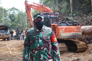 Dandim 1206/PSB : Dengan Selesainya Pekerjaan Pembukaan Jalan Ini, Dandim Berharap Warga Menjaga Dan Merawatnya