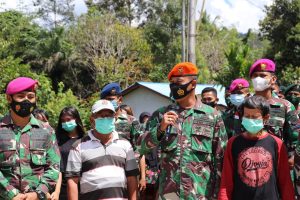 Anggota Satgas TMMD Kodim 1206/Psb Ciptakan Kenangan Dengan Masyarakat