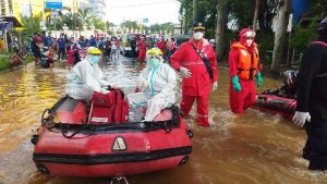 Berlangsung Dramatis, Damkar Dikerahkan Evakuasi Pasien Covid-19 Terjebak Banjir