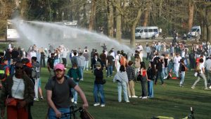 Polisi Bubarkan Kerumunan Besar di Taman Brussel untuk ‘Konser Palsu’