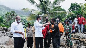 Tinjau Penanganan Bencana di Lembata NTT, Jokowi Pastikan Kebutuhan Pengungsi Terpenuhi