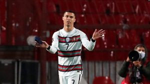 Galang Dana untuk Bayi Serbia, ‘Armband’ Ronaldo Laku $75.000
