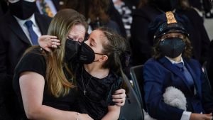 Biden, Anggota Kongres AS Beri Penghormatan kepada Polisi Capitol