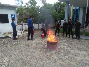 Petugas PLN Ikuti Pelatihan Pemadaman Kebakaran yang Digelar Satpol-PP Landak
