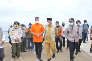 Tinjau Pembangunan Sea Wall Pantai Padang, Kepala BNPB Minta di Iringi Penanaman Pohon Sepanjang Pantai