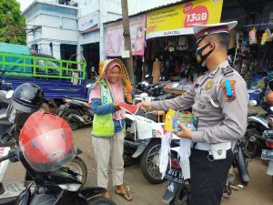 Polisi Bagikan Masker dan Stiker Keselamatan Berlalu Lintas