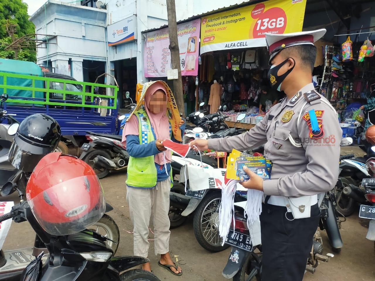 Polisi Bagikan Masker dan Stiker Keselamatan Berlalu ...
