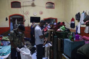 Puluhan Handphone dan Senjata Tajam ditemukan Petugas Lapas Kelas II-A Padang Saat Geledah Kamar Warga Binaan