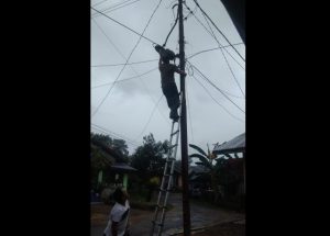 Laporan Tak Ditanggapi, Pak RT Ganti Sendiri Lampu Jalan