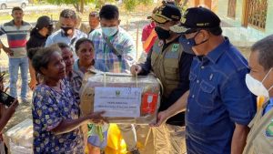 Wagub Sumbar Audy Joinaldy Antarkan Langsung Bantuan 1,5 Ton Rendang dan 750 Juta Uang Tunai ke Korban Badai Siklon Tropis Seroja NTT