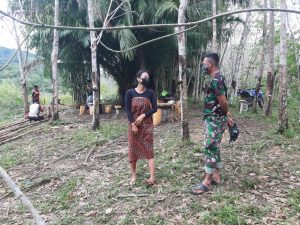 Sikap Humanis Anggota Satgas TMMD Ke 110, Pikat Hati Anak-anak Desa