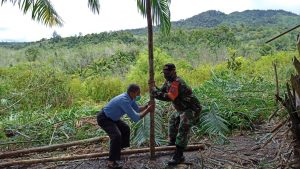 Forkomincam Bersama  TMMD 110 Putussibau Tancapkan Tiang Wisata Uban