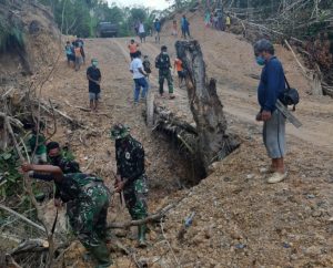 Semangat Gotong Royong di Lokasi TMMD 110 Kodim 1206/Putussibau.