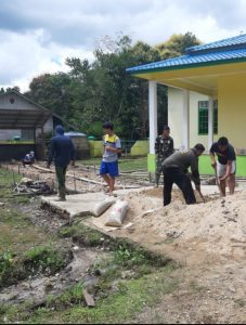 Satgas Kodim 1206/PSB Semangat Selesaikan Pengecoran Tempat Wudhu Masjid Al-Mubarak