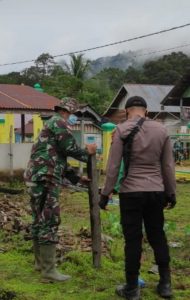 Satgas TMMD 110 Kodim 1206/PSB Siapkan Tiang Pondasi Tempat Wudhu