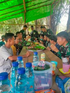 Ciptakan Rasa Kebersamaan, Personil Satgas TMMD Ke 110 Kodim 1206/PSB Makan Bersama