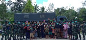 Puluhan Warga Hantarkan Pulang Satgas TMMD 110 Putussibau