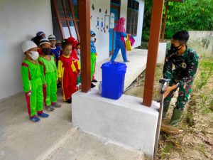 Edukasi Dini, Satgas TMMD 110 Kodim 1206 Ajarkan Anak Paud Cuci Tangan yang Benar