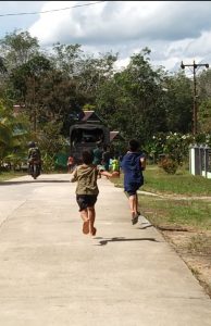 Kepulangan Satgas TMMD Kodim 1206/PSB Membuat Anak Anak Sedih.