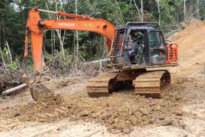 Operator Excavator Senang Sekali Telah Menyelesaikan Pembukaan Jalan