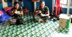 Makan Bersama Satgas TMMD Kodim 1206/PSB Di Rumah Pak Dusun.