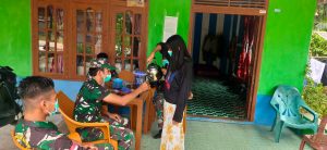 Tuangan Kopi Terkahir Remaja Putri Desa Hulu Pengkadan Mengiri Kepergian Personil Satgas TMMD Regtas Ke 110 Kodim 1206/PSB