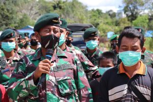 Momen Perpisahan Yang Takan Terlupakan Personil Satgas TMMD Bersama Warga Desa Hulu Pengkadan