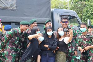 Keakraban Jelang Perpisahan Personil TMMD Kodim 1206/PSB Dengan Remaja Setempat