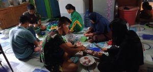 Di Akhir Waktu Bersama Warga, Anggota Satgas TMMD 110 Putussibau Bantu Memasak Di Dapur