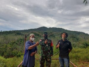 Suasana Haru, Elin Minta Gendong melepas Kepergian Satgas TMMD 110 Kodim 1206/Putussibau.