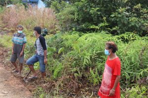 Marlina Terlihat Semangat Bersihkan Jalan Baru Hasil TMMD 110 Kodim 1206/PSB