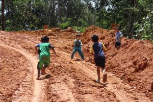 Anak-Anak Saat Bermain Menikmati Jalan Baru Program TMMD Ke 110 Kodim 1206/PSB