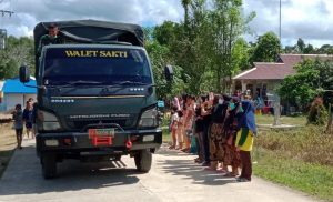 Kepergian Satgas TMMD 110 Kodim Putussibau, Warga Lambaikan Tangan Terakhir