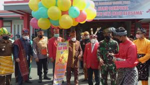 Peserta Upacara Hari Jadi Kota Sanggau ke-405 Kenakan Pakaian Ada