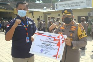 Kapolres Mataram dan Kasat Narkoba Terima Penghargaan dari BNN NTB