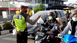 Pak Polisi Ini Bagi-bagi Takjil kepada Pengendara