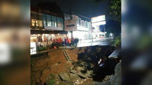 Usai Hujan Deras, Jalan Ambles Sedalam Dua Meter di Depan GDC Depok