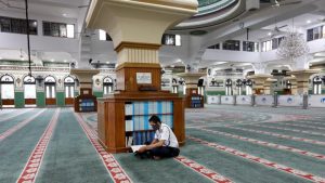 Pemerintah Izinkan Salat Tarawih dan Idul Fitri Berjamaah, Asalkan…