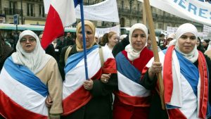 Jangan Sentuh Hijab Saya! Perempuan Muslim Perancis Tolak Rencana Larangan Berhijab