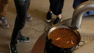 Ole! Koki Spanyol Puji Paella Buatan Robot