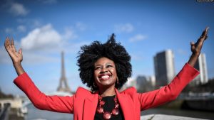 Komedian Perempuan Burkina Faso Tampil di Panggung