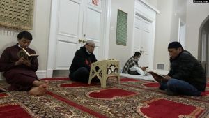 Tepiskan Kekhawatiran, Muslim AS Beritikaf di Masjid