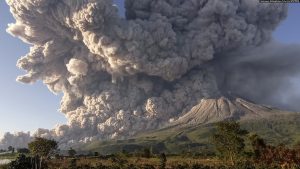 Sinabung Kembali Muntahkan Abu Vulkanik