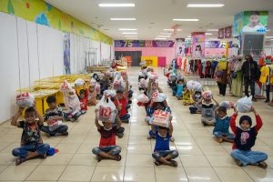 Berbagi Kebahagiaan, IKA-PTK Belanja Baju Lebaran Bareng Anak Yatim Piatu