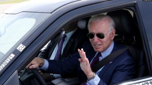 Biden Coba Kemudikan Truk Baru untuk Promosikan Kendaraan Listrik