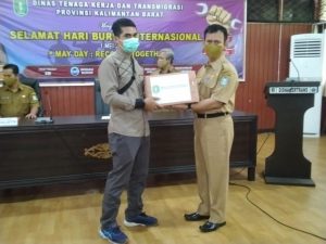 Disnakertrans Kalbar Secara Simbolis Serahkan Bantuan untuk Para Buruh dan Pekerja