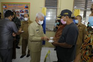 Bupati dan Sekda Asahan Salurkan Beras Kepada Kaum Dhuafa di Kantor Camat Kisaran Timur