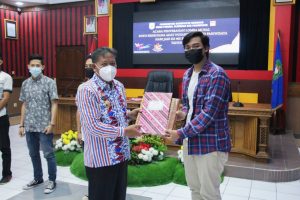 Bupati Sanggau Serahkan Hadiah Kepada Pemenang Lomba Foto